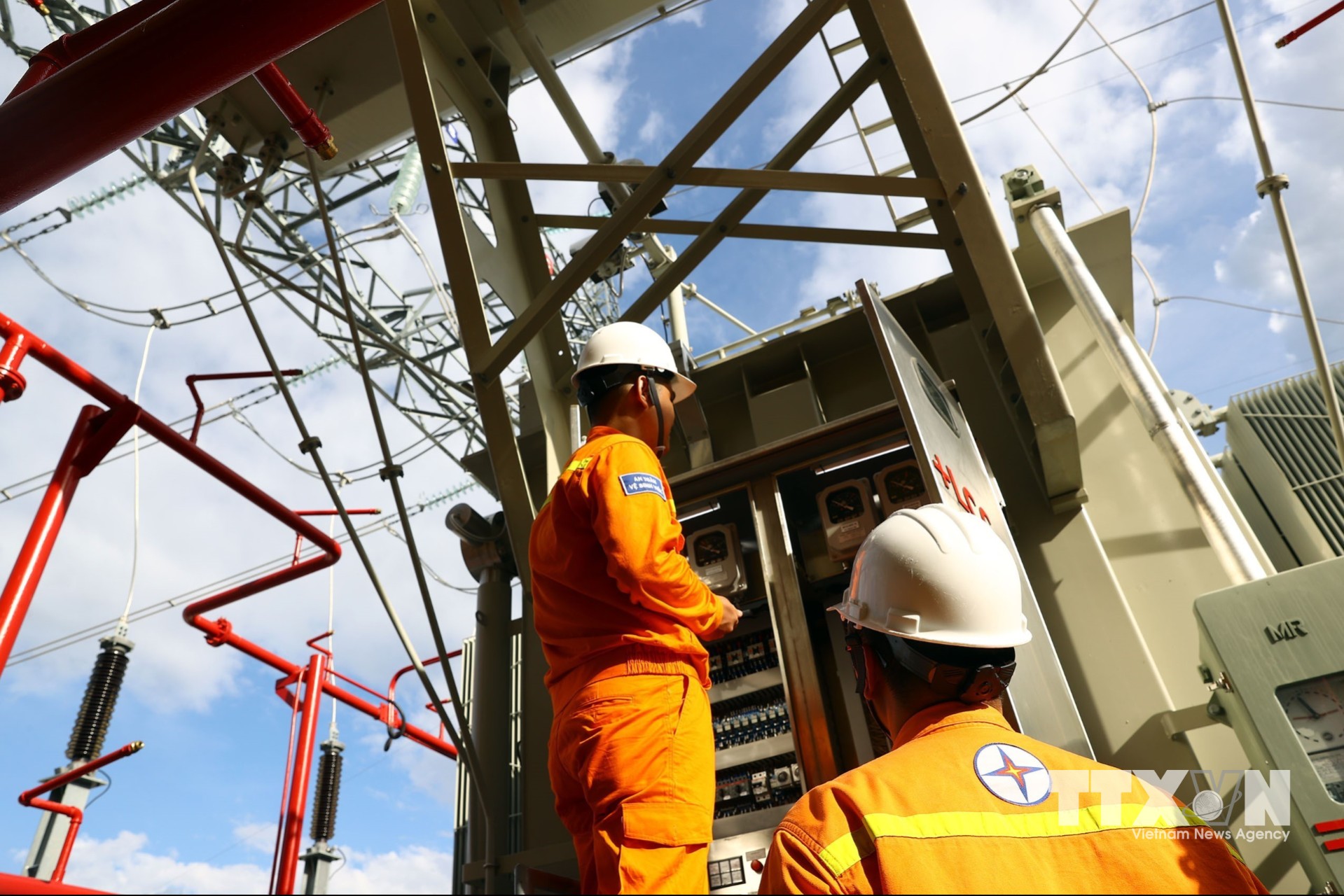TTĐ Ninh Thuận áp dụng sáng kiến “Giám sát nhiệt độ, độ ẩm và điều khiển quạt thông gió tủ thiết bị bằng smartphone”, giúp duy trì nhiệt độ ổn định và bảo vệ các thiết bị điện tử bên trong tủ. (Ảnh: Huy Hùng/TTXVN)